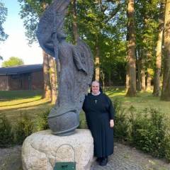 In Heede – Sr. M. Mercedes next to the statue of St. Michael the Archangel
