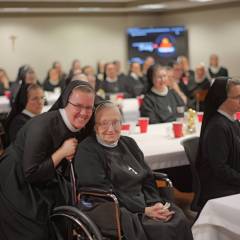 Schwestern bei den Jubiläumsfeierlichkeiten, vorne im Rollstuhl Schw. M. Timothea, eine der letzten 