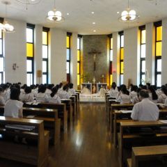Schülerinnen bei der eucharistischen Anbetung
